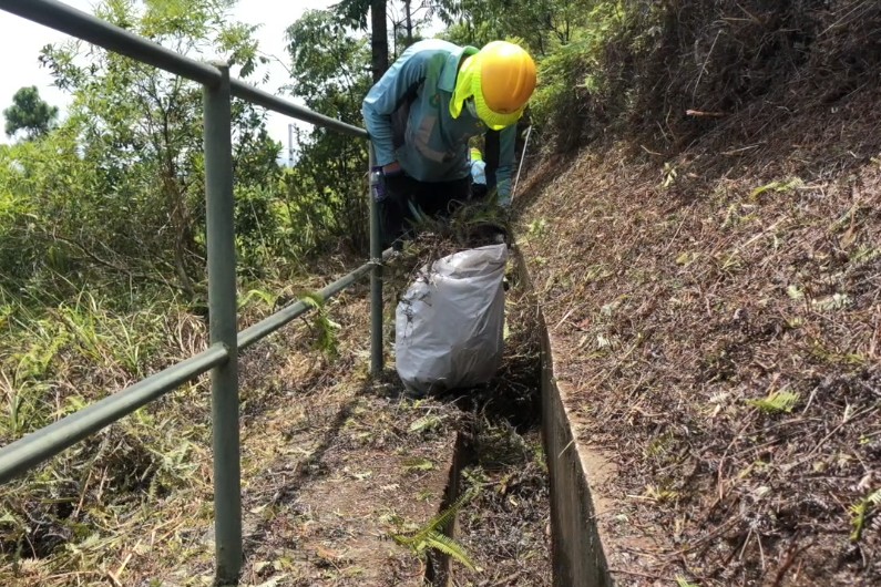 Clearing debris accumulated in slope drainage channel